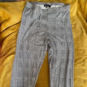 Black and white stretchy leggings